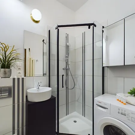 Aleja Jana Pawla Ii For 4 Guests With Air-conditioning By Renters Varsavia